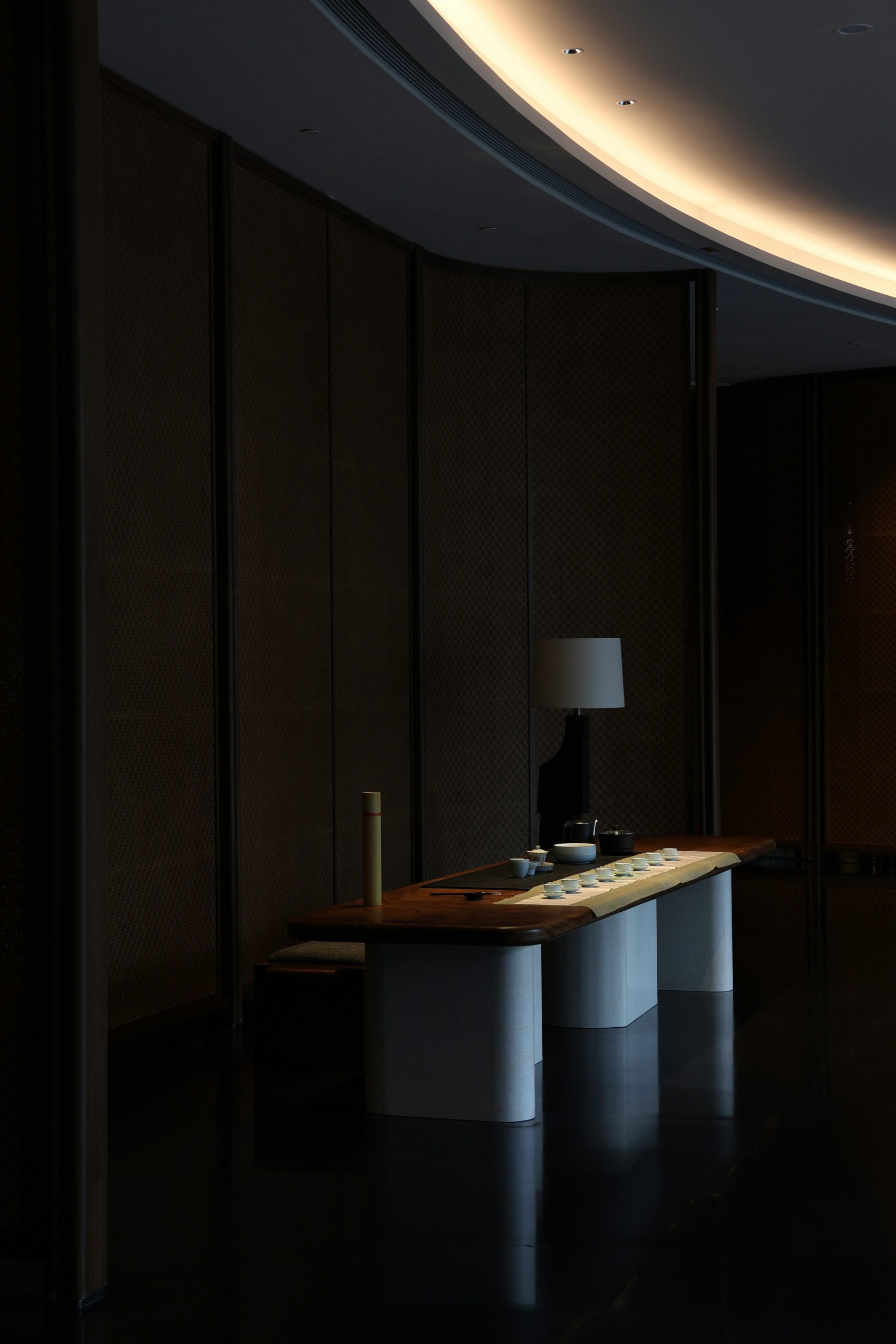 A room that asks for nothing. The light does the pointing.